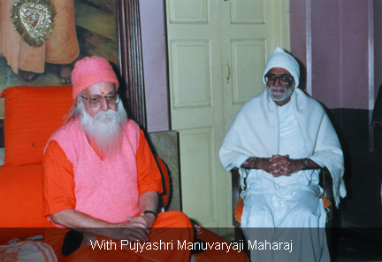 With Pujyashri Manuvaryaji Maharaj